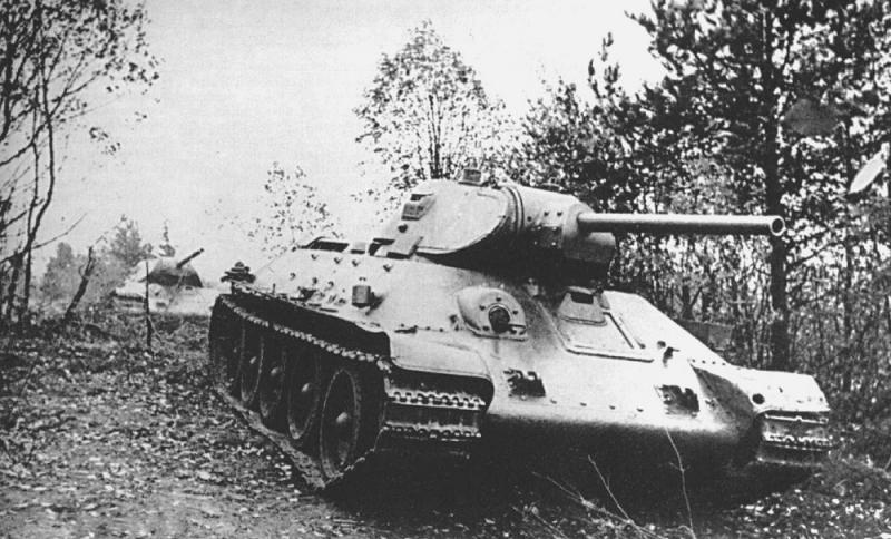 Танки Т-34 выдвигаются на позиции на Северо-Западном фронте. 1941