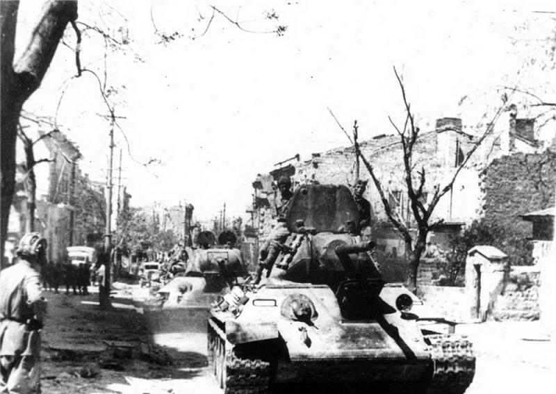 Танки Т-34 на улице освобожденного Севастополя. Май 1944