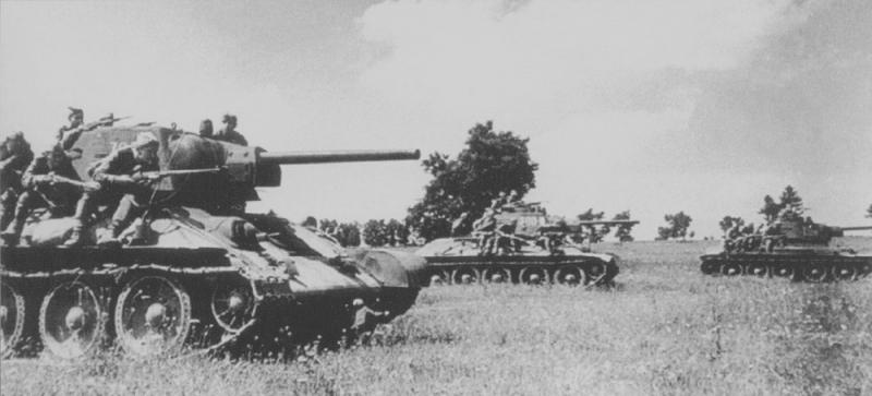 Танки Т-34 с десантом на исходной позиции на северном фасе Курской дуги. Центральный фронт. Июль 1943
