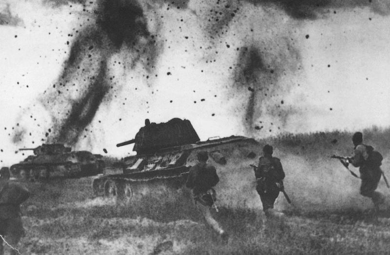 Танки Т-34-76 поддерживают атаку пехоты на Курской дуге. Июль – август 1943