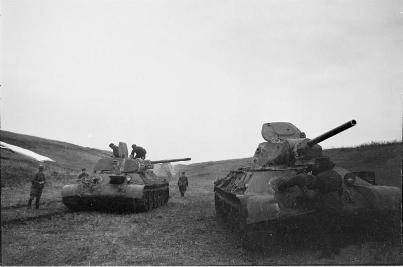Танки Т-34-76 из состава 5-й гвардейской танковой бригады Юго-Западного фронта. Апрель 1942