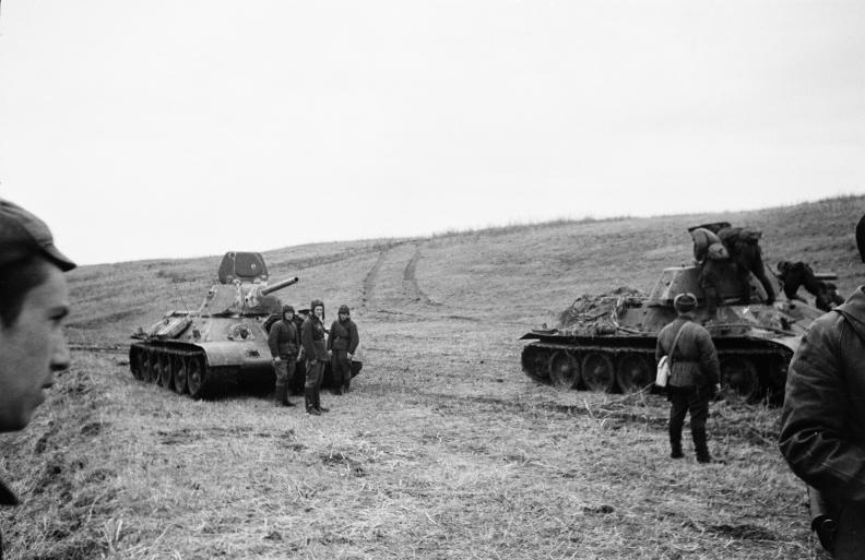 Танкисты 5-й гвардейской танковой бригады рядом с танками Т-34-76. Харьковская операция. Апрель 1942