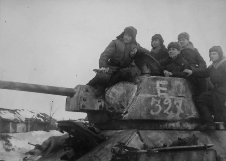 Танкисты 24-го советского танкового корпуса под Сталинградом. Декабрь 1942