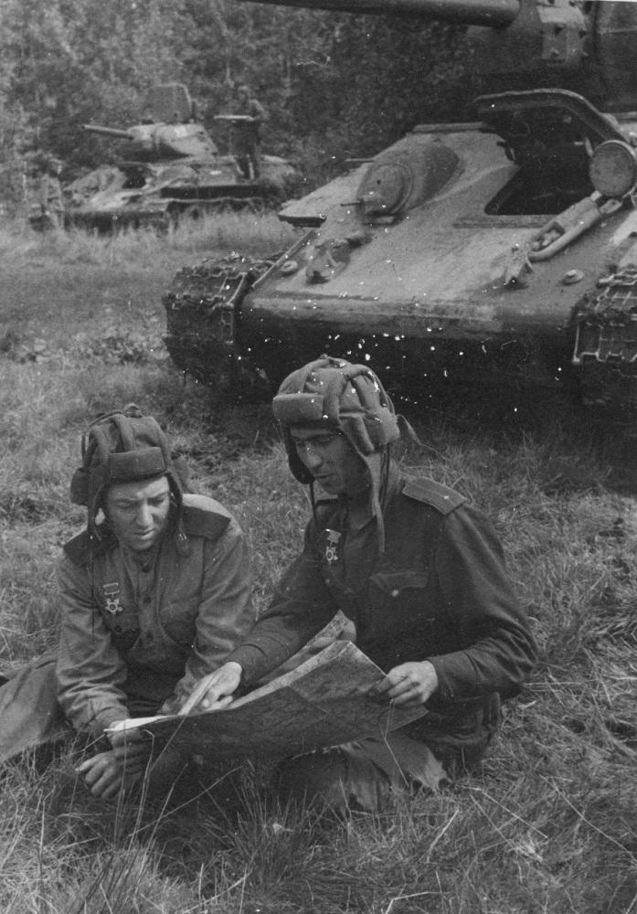 Танкисты изучают карту района боевых действий у танка Т-34-76. Брянский фронт. Сентябрь 1943