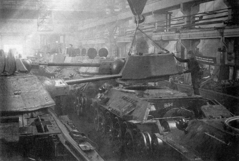 Установка башен на конвейер окончательной сборки танков Т-34 Уральского танкового завода № 183 в Нижнем Тагиле. 1942