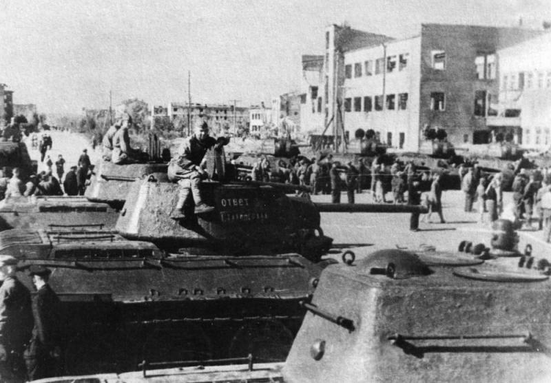 Танковая колонна «Ответ Сталинграда» на площади перед отправкой на фронт. Июль 1943