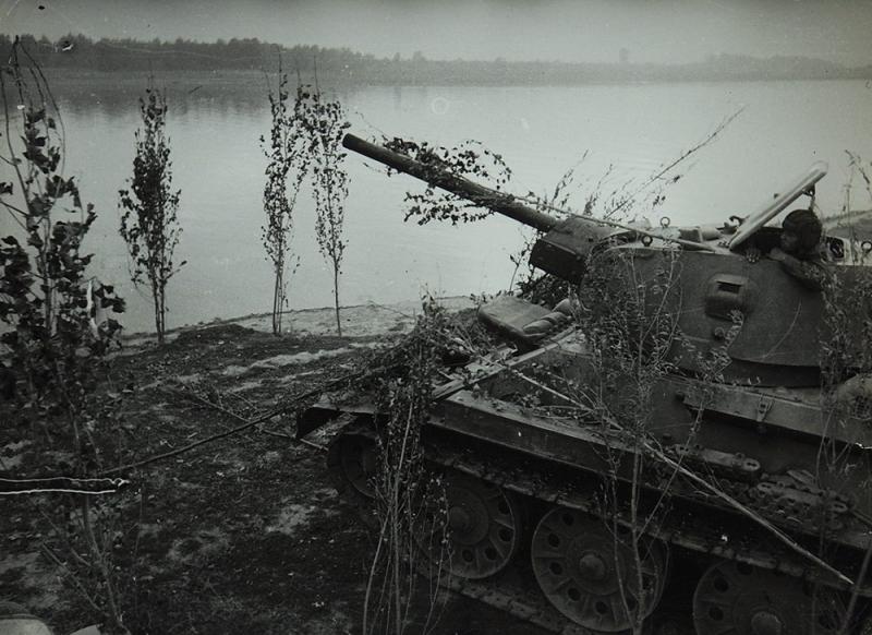 «Замаскированный советский танк Т-34-76 на восточном берегу Дона».  Фото Г. Зельма. Август 1942
