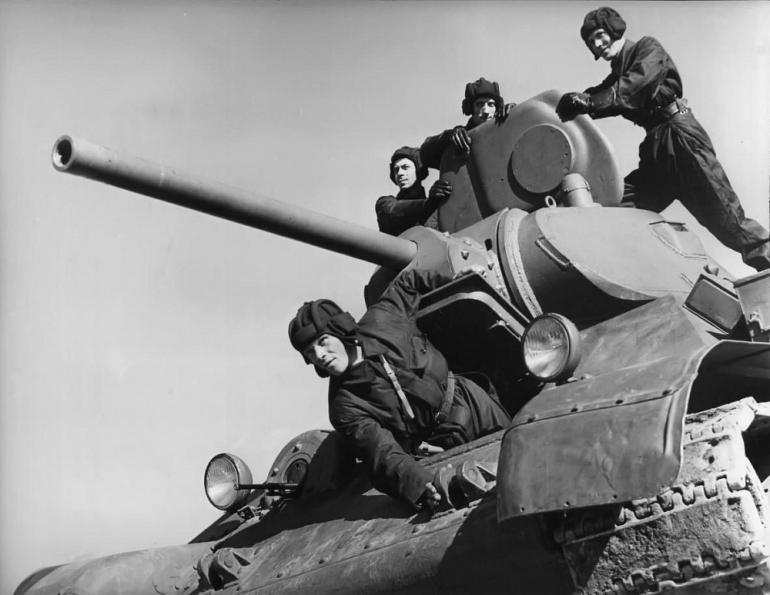 Экипаж советского танка Т-34 на броне своей машины. 1941