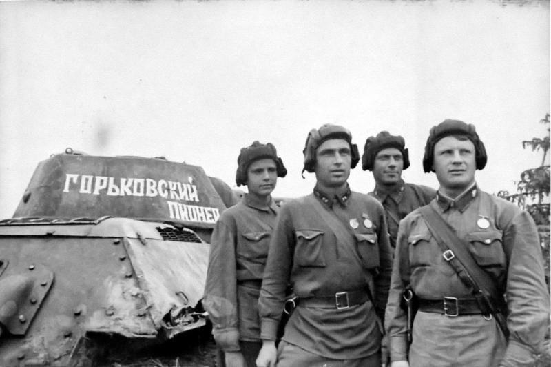Экипаж танка рядом с Т-34 с собственным именем «Горьковский пионер». 1942