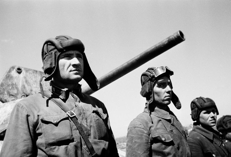 Экипаж танка Т-34-76 командира Бестыжева 5-й гвардейской танковой бригады. Май 1942