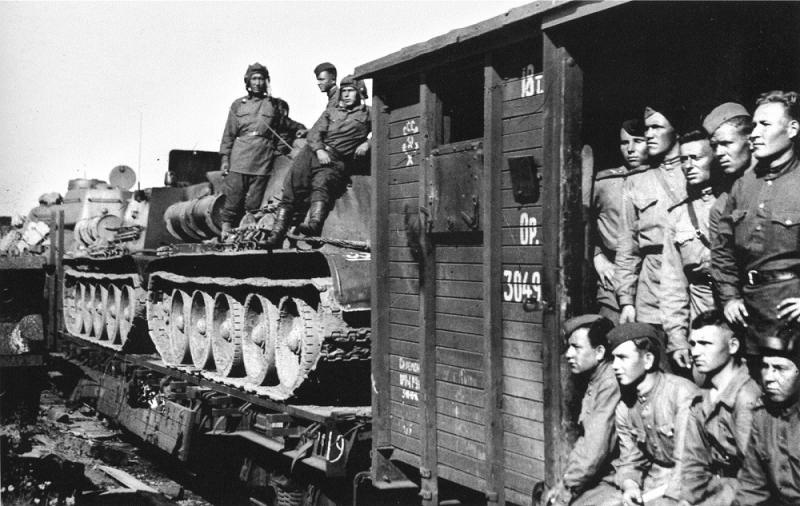 Эшелон Уральского добровольческого танкового корпуса, направляющийся на фронт. 1943