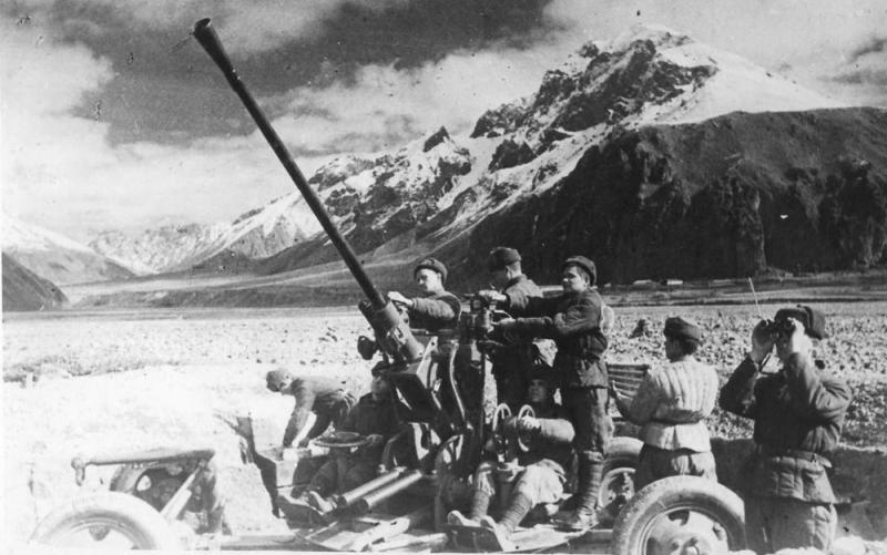 Расчет 37-мм зенитной пушки 61-К, 2-я гвардейская стрелковая (будущая Таманская) дивизия, юго-восточнее Нальчика