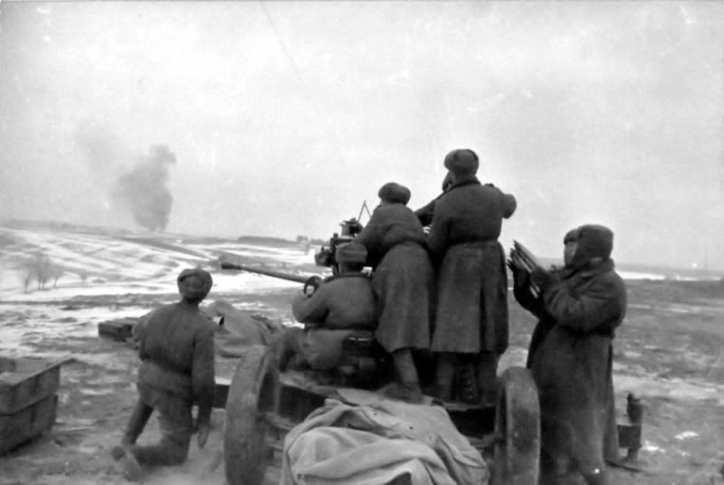 Расчет советских зенитчиков ведет огонь прямой наводкой в районе Данцига. Февраль – март 1945