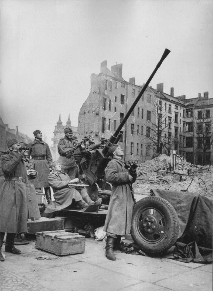 Расчет советской 37-мм автоматической зенитной пушки 61-К в Берлине. 1945
