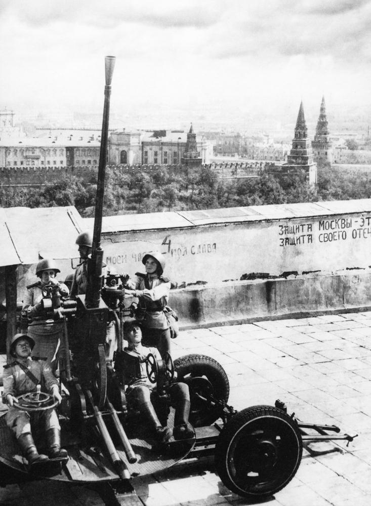 Расчет советской 37-мм автоматической зенитной пушки 61-К на крыше библиотеки им. В. И. Ленина в Москве