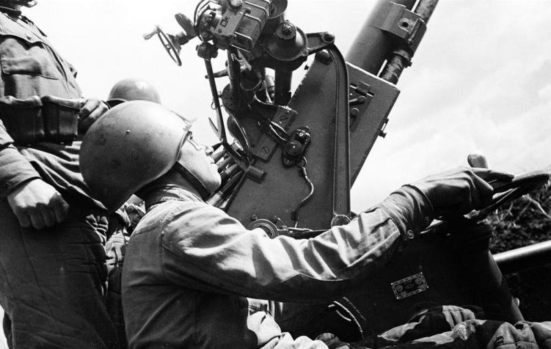 Расчет советской 37-мм автоматической зенитной пушки образца 1939 г. (61-К) готовится к отражению воздушной атаки