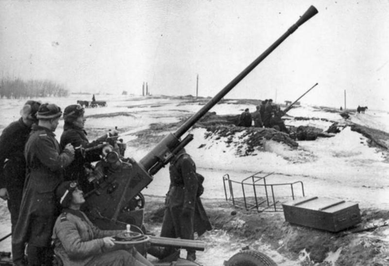Расчеты 37-мм зенитных пушек 61-К Ладожской военной флотилии прикрывают Дорогу жизни. 1943
