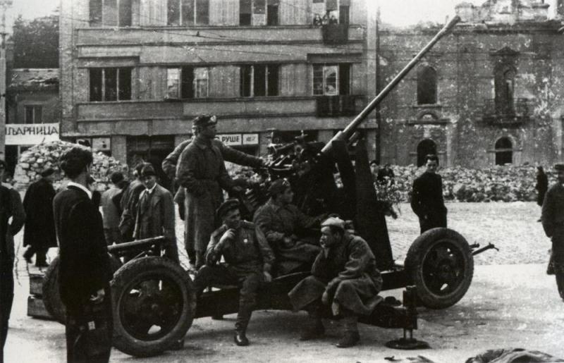 Советское зенитное орудие 61-К на площади Славия в Белграде. Ноябрь 1944