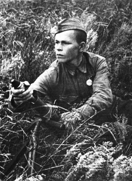 Минометчик И. А. Яблоков, награжденный медалью<br /> «За отвагу», ведет огонь из РМ-40.<br /> Ленинградский фронт. 1942
