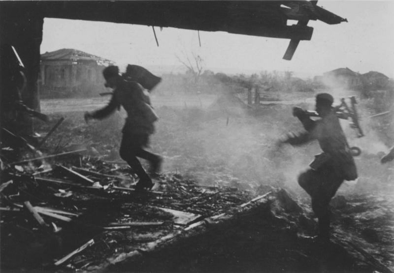 Советские солдаты – расчет 50-мм миномета РМ-40, перебегают в бою на окраине Сталинграда