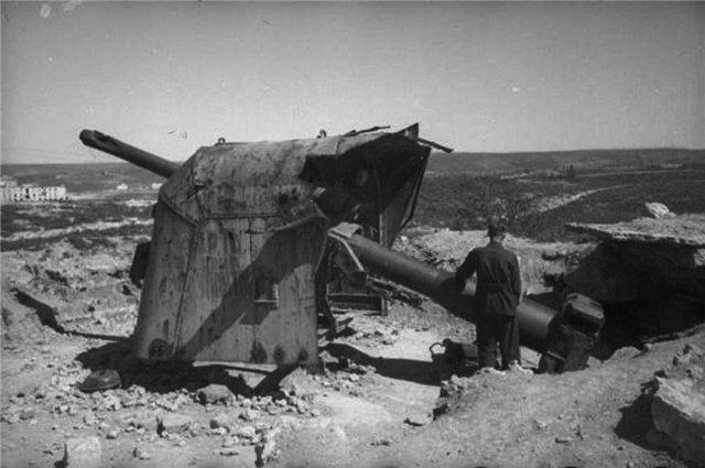 Разбитое Б-13 из состава БС № 701. Севастополь, Малахов курган. Июль 1942
