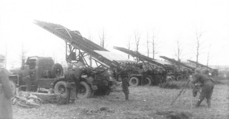 Батарея БМ-13 на шасси Студебеккера готовится открыть огонь. 1945