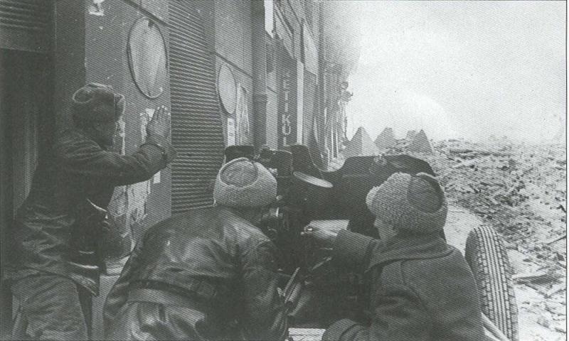 Уличный бой в Будапеште на улице Бароши. Февраль 1945