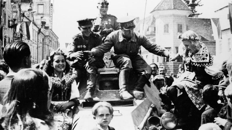 Жители чешского города Тельц приветствуют экипаж БА-64. Весна 1945