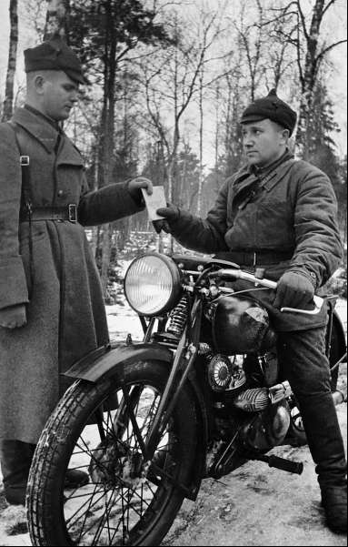 Мотоцикл ИЖ-8 на Карельском перешейке. Февраль 1940