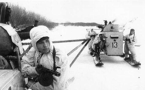 Аэросани НКЛ-26 подразделения капитана Прохатилова<br />с десантом автоматчиков выходит на исходный рубеж.<br />Район Новгорода. 1944