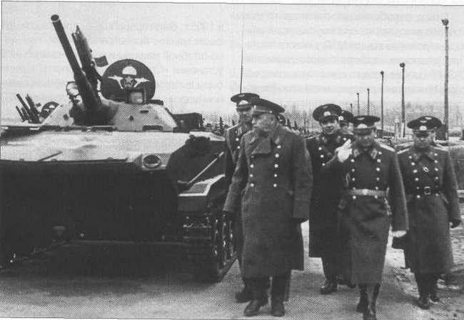 Командующий ВДВ генерал армии В. Ф. Маргелов осматривает колонну БМД-1