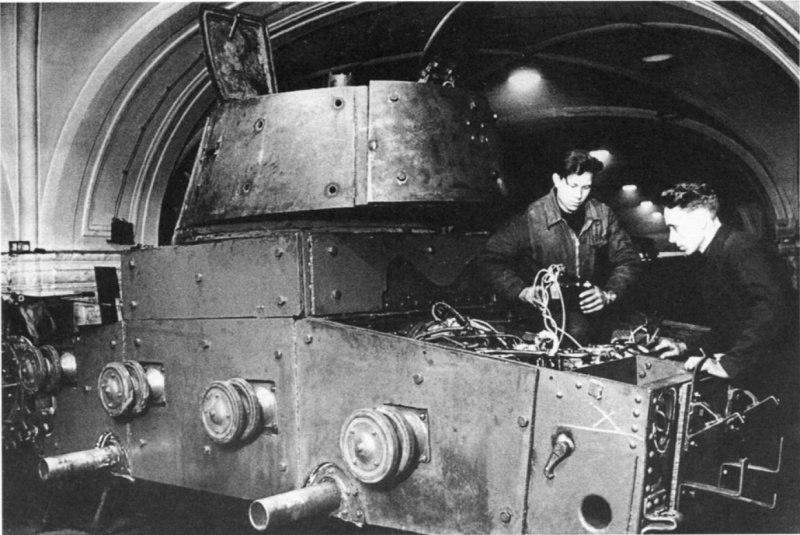 Сборка танка Т-26 в блокадном Ленинграде. 1941