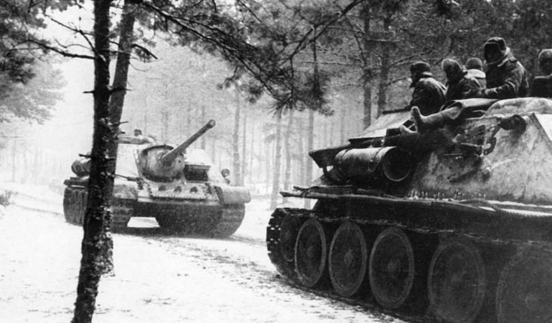 СУ-85 на марше в Восточной Пруссии. Январь 1945
