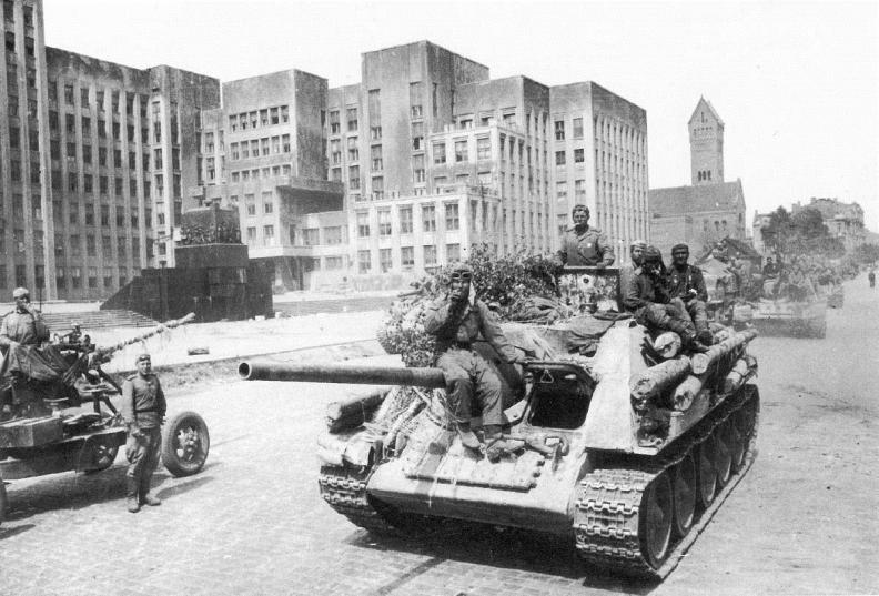 СУ-85 на площади Ленина в освобожденном Минске