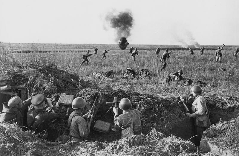 Атака советской пехоты на Курском направлении. Атака происходит при поддержке 50-мм ротного миномета образца 1940 г.
