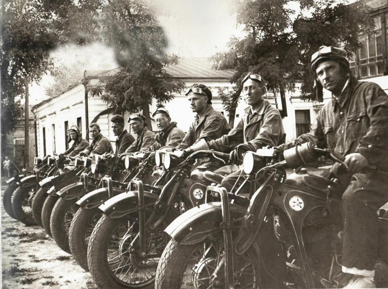 Участники мотопробега на мотоциклах ПМЗ по маршруту Подольск–Таганрог–Подольск. Июль 1937