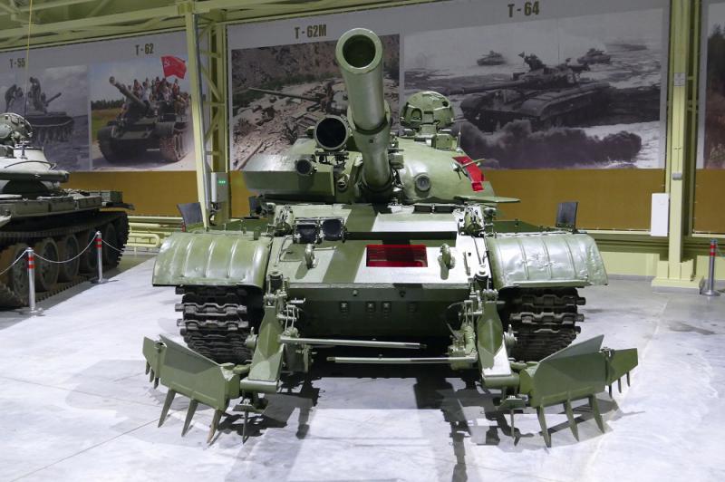 Танк Т-62М разрезной с тралом КМТ-6