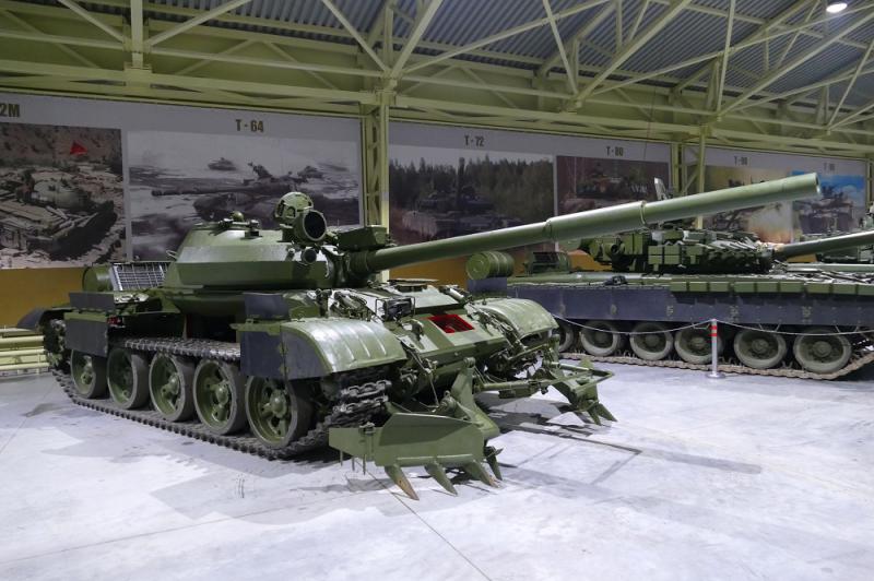 Танк Т-62М разрезной с тралом КМТ-6