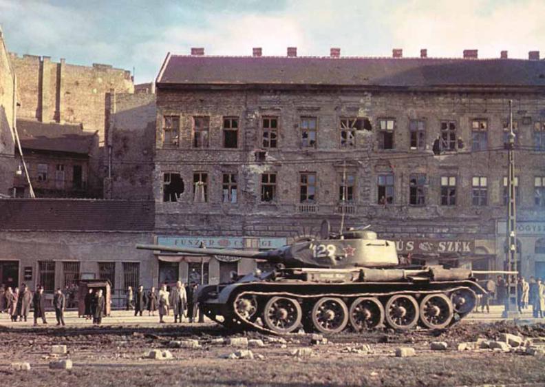 Танк Т-44 71-го танкового полка 33-й гвардейской механизированной дивизии в Будапеште. Ноябрь 1956