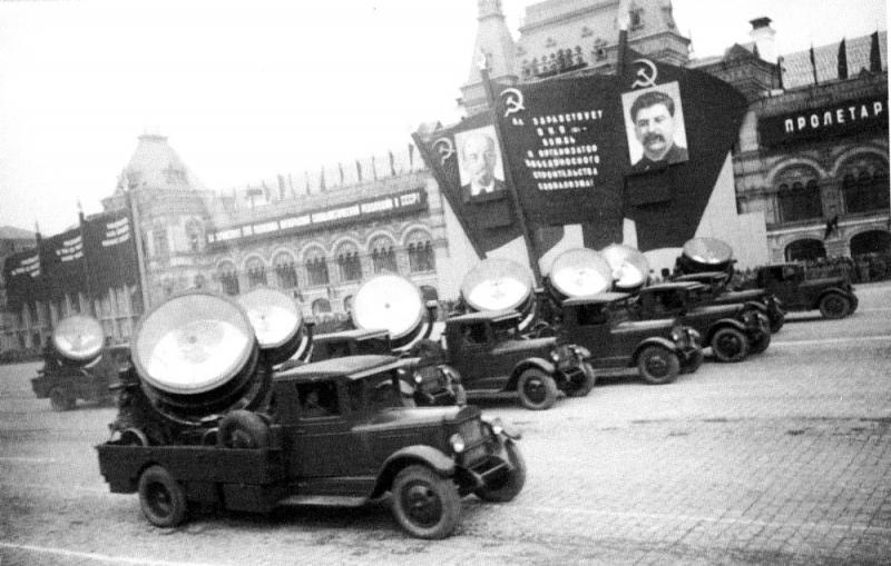 Прожекторы З-15-4 на параде. 1934