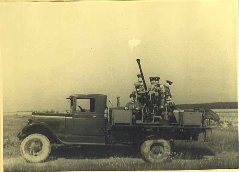 Автомобиль ЗИС-5 с 37-мм зенитным орудием 61-К