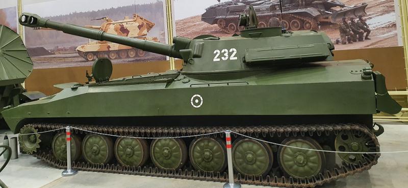 122-мм полковая самоходная гаубица 2C1 «Гвоздика» в Музее отечественной военной истории