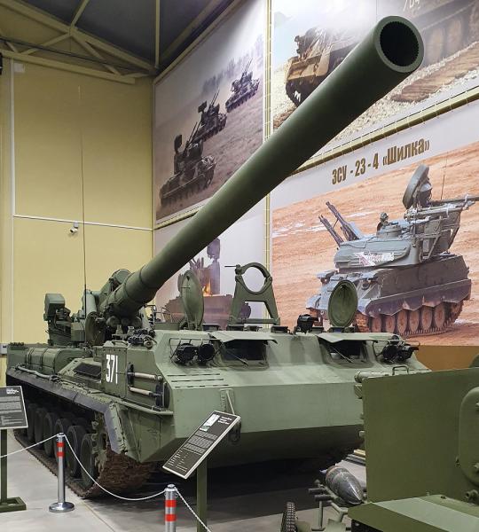 203-мм самоходная пушка артиллерии резерва ВГК 2C7 «Пион» в Музее отечественной военной истории