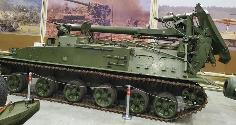 240-мм самоходный миномет артиллерии резерва ВГК 2С4 «Тюльпан» в Музее отечественной военной истории