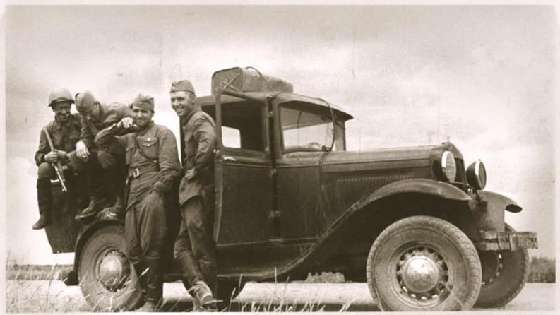 ГАЗ-4 на фронте. Июль 1941 года. В центре снимка стоит военный корреспондент Константин Симонов