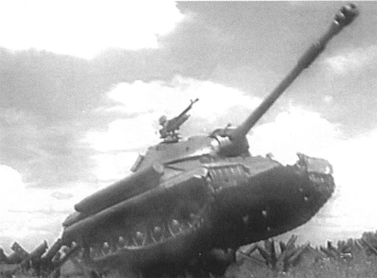 Танк Т-10А преодолевает противотанковые заграждения