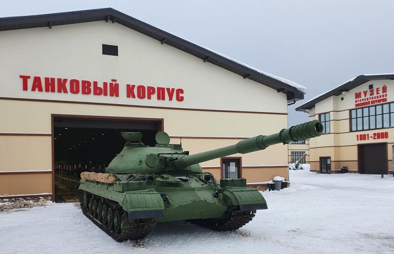 Т-10 перед Танковым корпусом музея