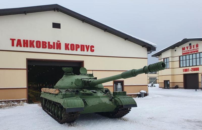 Т-10 перед Танковым корпусом