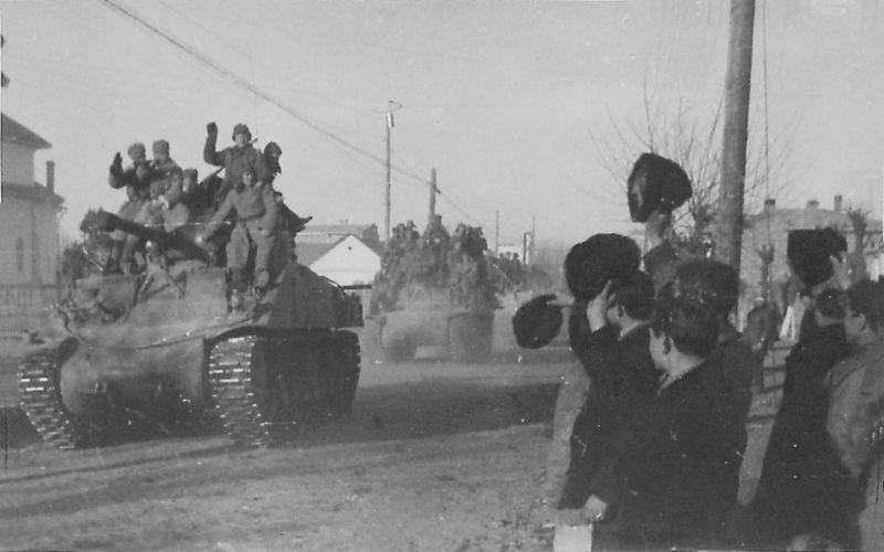 Советские танки М4 «Шерман» на улице освобожденного украинского города. 1944