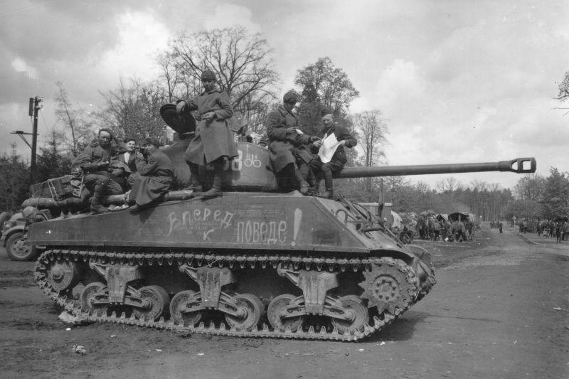 Советский танк американского производства M4A2(76)W «Шерман» в немецком городке Грабов. 1945